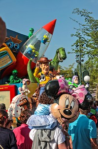 PARADE, PARC D'ATTRACTIONS DISNEYLAND PARIS (EURODISNEY), MARNE-LA-VALLEE, SEINE-ET-MARNE (77), ILE-DE-FRANCE, FRANCE 