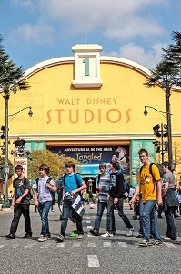 GROUPE DE JEUNES DANS LE PARC WALT STUDIOS, PARC D'ATTRACTIONS DISNEYLAND PARIS (EURODISNEY), MARNE-LA-VALLEE, SEINE-ET-MARNE (77), ILE-DE-FRANCE, FRANCE 