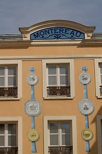 LE MUSEE DE LA FAIENCE EXPOSE UNE COLLECTION DE 400 PIECES COUVRANT DEUX SIECLES DE PRODUCTION DE LA FAIENCE DE MONTEREAU FAULT YONNE, SEINE-ET-MARNE (77), ILE-DE-FRANCE, FRANCE 