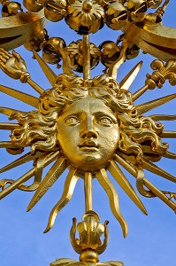 DETAIL DE LA GRILLE ROYALE EN FEUILLE D'OR CREE PAR HARDOUIN-MANSART, CHATEAU DE VERSAILLES, EDIFIE AU 17EME SIECLE POUR LOUIS XIV, LE ROI SOLEIL, YVELINES (78), ILE-DE-FRANCE, FRANCE 