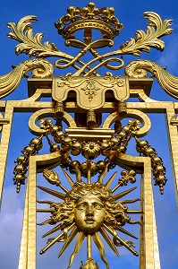 DETAIL DE LA GRILLE ROYALE EN FEUILLE D'OR CREE PAR HARDOUIN-MANSART, CHATEAU DE VERSAILLES, EDIFIE AU 17EME SIECLE POUR LOUIS XIV, LE ROI SOLEIL, YVELINES (78), ILE-DE-FRANCE, FRANCE 
