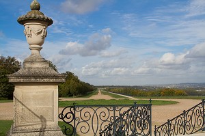 GRANDE TERRASSE DE SAINT-GERMAIN-EN-LAYE CREEE PAR ANDRE LENOTRE A LA FIN DU 17 EME SIECLE SUR ORDRE DE LOUIS XIV, VESTIGE DU CHATEAU-NEUF, DOMAINE NATIONAL DE SAINT-GERMAIN-EN-LAYE, YVELINES (78), FRANCE 