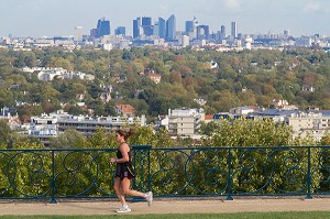 JOGGEUSE SUR LA GRANDE TERRASSE DE SAINT-GERMAIN-EN-LAYE CREEE PAR ANDRE LENOTRE A LA FIN DU 17 EME SIECLE SUR ORDRE DE LOUIS XIV, VESTIGE DU CHATEAU-NEUF, DOMAINE NATIONAL DE SAINT-GERMAIN-EN-LAYE, YVELINES (78), FRANCE 