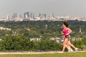 JOGGEUSES SUR LA GRANDE TERRASSE DE SAINT-GERMAIN-EN-LAYE CREEE PAR ANDRE LENOTRE A LA FIN DU 17 EME SIECLE SUR ORDRE DE LOUIS XIV, VESTIGE DU CHATEAU-NEUF, DOMAINE NATIONAL DE SAINT-GERMAIN-EN-LAYE, YVELINES (78), FRANCE 