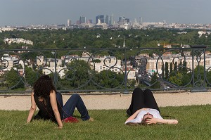 JEUNES FEMMES ALLONGEES SUR LA PELOUSE, GRANDE TERRASSE DE SAINT-GERMAIN-EN-LAYE CREEE PAR ANDRE LENOTRE A LA FIN DU 17 EME SIECLE SUR ORDRE DE LOUIS XIV, VESTIGE DU CHATEAU-NEUF, DOMAINE NATIONAL DE SAINT-GERMAIN-EN-LAYE, YVELINES (78), FRANCE 