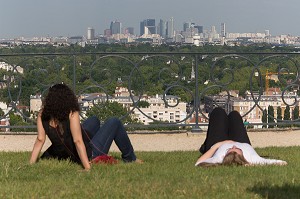 JEUNES FEMMES ALLONGEES SUR LA PELOUSE, GRANDE TERRASSE DE SAINT-GERMAIN-EN-LAYE CREEE PAR ANDRE LENOTRE A LA FIN DU 17 EME SIECLE SUR ORDRE DE LOUIS XIV, VESTIGE DU CHATEAU-NEUF, DOMAINE NATIONAL DE SAINT-GERMAIN-EN-LAYE, YVELINES (78), FRANCE 
