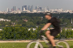 CYCLISTE, GRANDE TERRASSE LENOTRE, PARC DU CHATEAU DE SAINT GERMAIN EN LAYE, YVELINES ET QUARTIER DE LA DEFENSE 