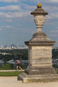 JOGGER, CORSE A PIED, GRANDE TERRASSE LENOTRE, PARC DU CHATEAU DE SAINT GERMAIN EN LAYE, YVELINES ET QUARTIER DE LA DEFENSE 