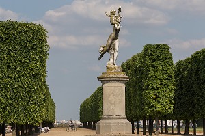 STATUE DE STYLE RENAISSANCE, PARC DU CHATEAU DE SAINT-GERMAIN-EN-LAYE, YVELINES (78), FRANCE 