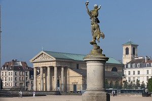 STATUE DE STYLE RENAISSANCE DANS LE PARC DU CHATEAU DE SAINT-GERMAIN-EN-LAYE, REALISE PAR ANDRE LE NOTRE AU 17 EME SIECLE, FACE A L' EGLISE SAINT-GERMAIN, SAINT-GERMAIN-EN-LAYE, YVELINES (78), FRANCE 