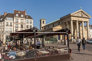 TERRASSE DE CAFE PRES DE L' EGLISE SAINT-GERMAIN, ELEVEE AU 19 EME SIECLE DANS UN STYLE NEOCLASSIQUE INSPIRE DES BASILIQUES PALEOCHRETIENNES, SAINT-GERMAIN-EN-LAYE, YVELINES (78), FRANCE 