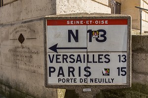 PANNEAU DE SIGNALISATION ANCIEN EN CERAMIQUE, SAINT-GERMAIN-EN-LAYE, YVELINES (78), FRANCE 