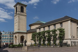 PLACE DE L'ABBE DE PORCARO, AVEC L' EGLISE SAINT-GERMAIN, ELEVEE AU 19 EME SIECLE DANS UN STYLE NEOCLASSIQUE INSPIRE DES BASILIQUES PALEOCHRETIENNES, SAINT-GERMAIN-EN-LAYE, YVELINES (78), FRANCE 