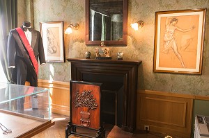 COSTUME DE CHEF D'ORCHESTRE DE CLAUDE DEBUSSY (1862-1918), COMPOSITEUR FRANCAIS, ET DESSINS D' EDGAR DEGAS, MUSEE CLAUDE DEBUSSY INSTALLE DANS SA MAISON NATALE, SAINT-GERMAIN-EN-LAYE, YVELINES (78), FRANCE 