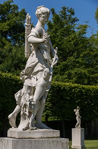 STATUE DE COMPAGNE DE DIANE, OEUVRE DE RENE FREMIN (1672 - 1744) DATEE DE 1717, DOMAINE NATIONAL DE MARLY-LE-ROI, PARC ROYAL SERVANT DE LIEU DE VILLEGIATURE A LOUIS XIV, MARLY-LE-ROI, YVELINES (78), FRANCE 