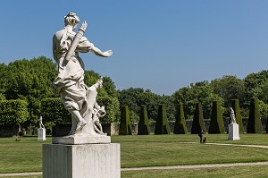 STATUE DE COMPAGNE DE DIANE, OEUVRE DE RENE FREMIN (1672 - 1744) DATEE DE 1717, DOMAINE NATIONAL DE MARLY-LE-ROI, PARC ROYAL SERVANT DE LIEU DE VILLEGIATURE A LOUIS XIV, MARLY-LE-ROI, YVELINES (78), FRANCE 