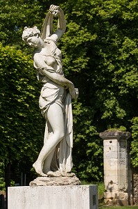 STATUE DE VENUS CALLIPYGE, OEUVRE DE FRANCOIS BARROIS (1656-1726) DATEE DE 1686, DOMAINE NATIONAL DE MARLY-LE-ROI, PARC ROYAL SERVANT DE LIEU DE VILLEGIATURE A LOUIS XIV, MARLY-LE-ROI, YVELINES (78), FRANCE 