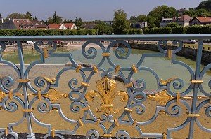 FLEUR DE LYS SUR LA BALUSTRADE DE L' ABREUVOIR DE MARLY, OEUVRE DE JULES HARDOUIN-MANSART, DOMAINE NATIONAL DE MARLY-LE-ROI, PARC ROYAL SERVANT DE LIEU DE VILLEGIATURE A LOUIS XIV, MARLY-LE-ROI, YVELINES (78), FRANCE 