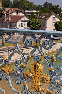 FLEUR DE LYS SUR LA BALUSTRADE DE L' ABREUVOIR DE MARLY, OEUVRE DE JULES HARDOUIN-MANSART, DOMAINE NATIONAL DE MARLY-LE-ROI, PARC ROYAL SERVANT DE LIEU DE VILLEGIATURE A LOUIS XIV, MARLY-LE-ROI, YVELINES (78), FRANCE 