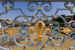 FLEUR DE LYS SUR LA BALUSTRADE DE L' ABREUVOIR DE MARLY, OEUVRE DE JULES HARDOUIN-MANSART, DOMAINE NATIONAL DE MARLY-LE-ROI, PARC ROYAL SERVANT DE LIEU DE VILLEGIATURE A LOUIS XIV, MARLY-LE-ROI, YVELINES (78), FRANCE 