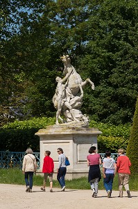 CHEVAL RETENU PAR UN PALEFRENIER, CHEVAUX DE MARLY, OEUVRE DE GUILLAUME COUSTOU (1677-1746), DOMAINE NATIONAL DE MARLY-LE-ROI, PARC ROYAL SERVANT DE LIEU DE VILLEGIATURE A LOUIS XIV, MARLY-LE-ROI, YVELINES (78), FRANCE 