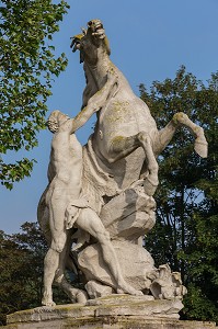 CHEVAL RETENU PAR UN PALEFRENIER, CHEVAUX DE MARLY, OEUVRE DE GUILLAUME COUSTOU (1677-1746), DOMAINE NATIONAL DE MARLY-LE-ROI, PARC ROYAL SERVANT DE LIEU DE VILLEGIATURE A LOUIS XIV, MARLY-LE-ROI, YVELINES (78), FRANCE 