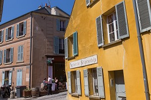 GRANDE RUE, QUARTIER DU VIEUX-MARLY, MARLY-LE-ROI, YVELINES (78), FRANCE 