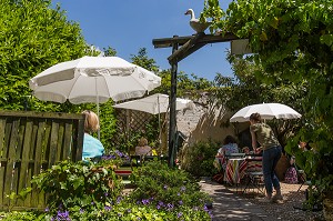 TERRASSE DANS LE JARDIN, RESTAURANT ET SALON DE THE LE COTTAGE, MARLY-LE-ROI, YVELINES (78), FRANCE 