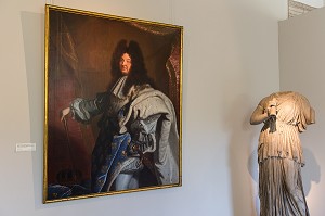 PORTRAIT DE LOUIS XIV ET STATUE DE LA MUSE EUTERPE, MUSEE PROMENADE, PARC ROYAL DE MARLY, DOMAINE NATIONAL DE MARLY-LE-ROI, YVELINES (78), FRANCE 