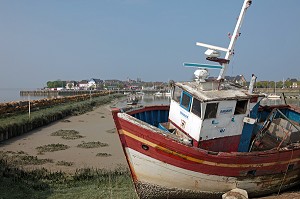 EPAVE DE BATEAU ECHOUE SUR LE RIVAGE, SIGNE DE LA BAISSE DE L'ACTIVITE DE PECHE, LE CROTOY, BAIE DE SOMME (80), FRANCE 