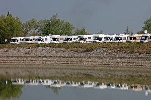 AIRE DE STATIONNEMENT POUR CAMPING-CARS, LE CROTOY, BAIE DE SOMME (80), FRANCE 