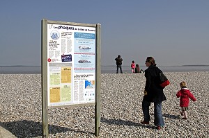 PANNEAU D'INFORMATION SUR LA DECOUVERTE DES PHOQUES DE LA BAIE DE SOMME, POINTE DE HOURDEL, CAYEUX-SUR-MER, SOMME (80), FRANCE 