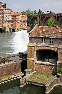 ECLUSE ET MOULIN DU CHAPITRE (PREMIER PLAN) ET MOULINS ALBIGEOIS AU FOND ET PONT DU 22 AOUT 1944, ALBI, TARN (81), FRANCE 