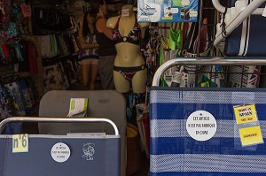 ETIQUETTES INDIQUANT QUE LES ARTICLES VENDUS NE SONT PAS FABRIQUES EN CHINE, ETAL D'UNE BOUTIQUE D'ACCESSOIRES DE PLAGE, VAR (83), FRANCE 