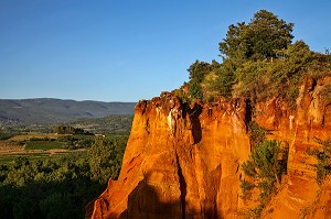 ANCIENNE CARRIERE D'OCRE DU VILLAGE DE ROUSSILLON, CLASSE PARMI LES PLUS BEAUX VILLAGES DE FRANCE, VAUCLUSE (84), FRANCE 