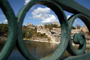 BARRAGE DE RETENUE D'EAU DEVANT LES REMPARTS ET LA CHAPELLE DU CHATEAU, SAINT-SATURNIN-LES-APT, VAUCLUSE, FRANCE 