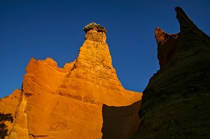 CHEMINEE DE FEE, COLORADO PROVENCAL, OCRES DE RUSTREL, VAUCLUSE, FRANCE 
