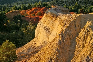 COLORADO PROVENCAL, OCRES AUX COULEURS MULTIPLES DE RUSTREL, VAUCLUSE (84), FRANCE 