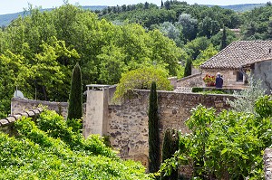 MAISON A TERRASSE, VILLAGE DE MENERBES, PARC NATUREL REGIONAL DU LUBERON, VAUCLUSE (84), FRANCE 