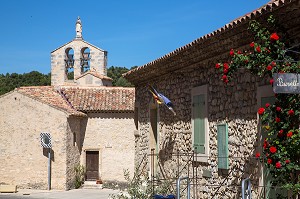 BUVETTE ET EGLISE DE VITROLLES EN LUBERON, PARC NATUREL REGIONAL DU LUBERON, VAUCLUSE (84), FRANCE 