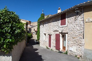 RUELLES ET MAISONS EN PIERRE, VITROLLES EN LUBERON, PARC NATUREL REGIONAL DU LUBERON, VAUCLUSE (84), FRANCE 