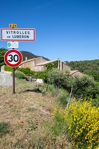 PANNEAU DU VILLAGE DE VITROLLES EN LUBERON, PARC NATUREL REGIONAL DU LUBERON, VAUCLUSE (84), FRANCE 