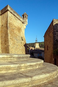 PARVIS DU CHATEAU D'ANSOUIS, PARC NATUREL REGIONAL DU LUBERON, VAUCLUSE (84), FRANCE 