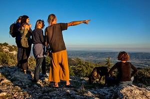 GROUPE DE TOURISTES DECOUVRANT LE PANORAMA SUR LA CRETE DU PETIT LUBERON, AU-DESSUS DE BONNIEUX, VAUCLUSE (84), FRANCE