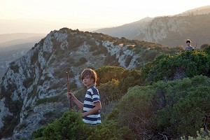 ENFANTS JOUANT SUR LES ROCHERS, PETIT LUBERON, VAUCLUSE, FRANCE 