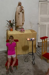 ENFANT PRIANT LA VIERGE, AGENOUILLEE SUR UN PRIE-DIEU, FRANCE 