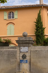 FONTAINE DE L'APPARENT, VILLAGE PERCHE DE RASTEAU, VAUCLUSE (84), FRANCE 