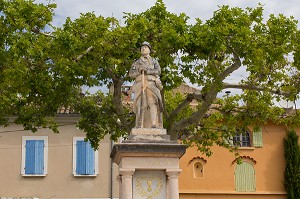 MONUMENT AUX MORTS, COMMEMORATION DE LA PREMIERE GUERRE MONDIALE, VILLAGE PERCHE DE RASTEAU, VAUCLUSE (84), FRANCE 