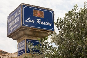 SIGNALETIQUE, VILLAGE PERCHE DE RASTEAU, VAUCLUSE (84), FRANCE 