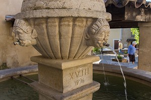 FONTAINE A MASCARONS EDIFIEE AU 18 EME SIECLE, VILLAGE DU SABLET, VAUCLUSE (84), FRANCE 